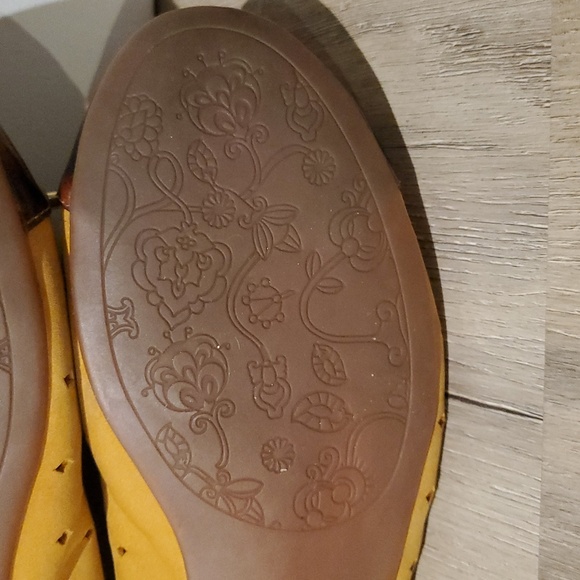Indigo by Clarks Women's Ballet Flats Size 7. Mustard color leather. - Picture 9 of 10